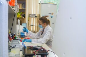 Científica en su laboratorio