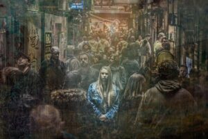 Mujer deprimida en medio de una multitud